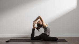 perempuan sedang melakukan yoga, untuk mengurangi stress