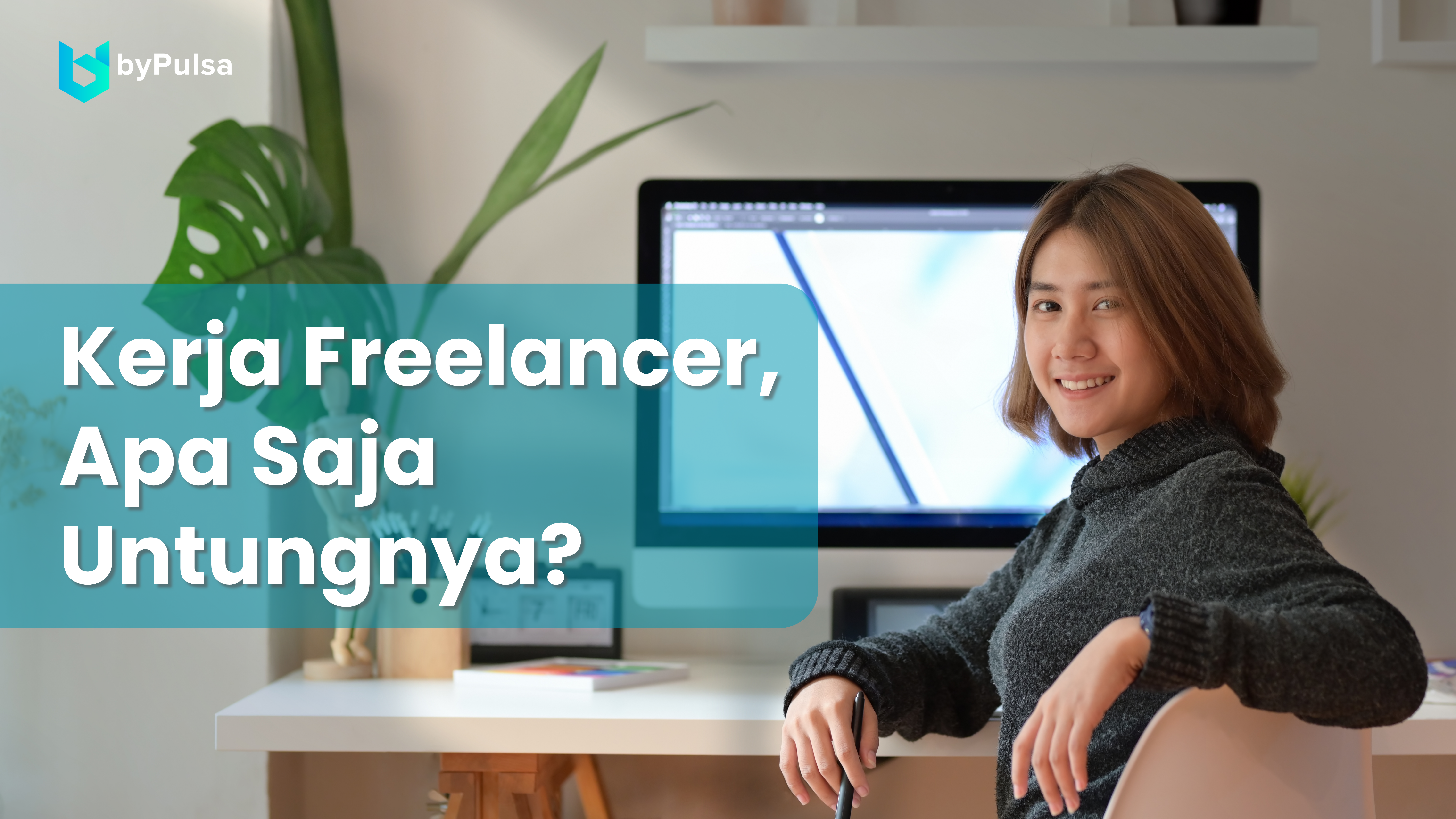 Seorang wanita yang tersenyum dan tampak sedang bekerja di rumah sebagai freelancer