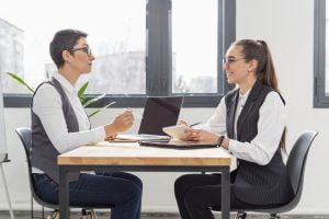 2 orang yang sedang belajar interview kerja.